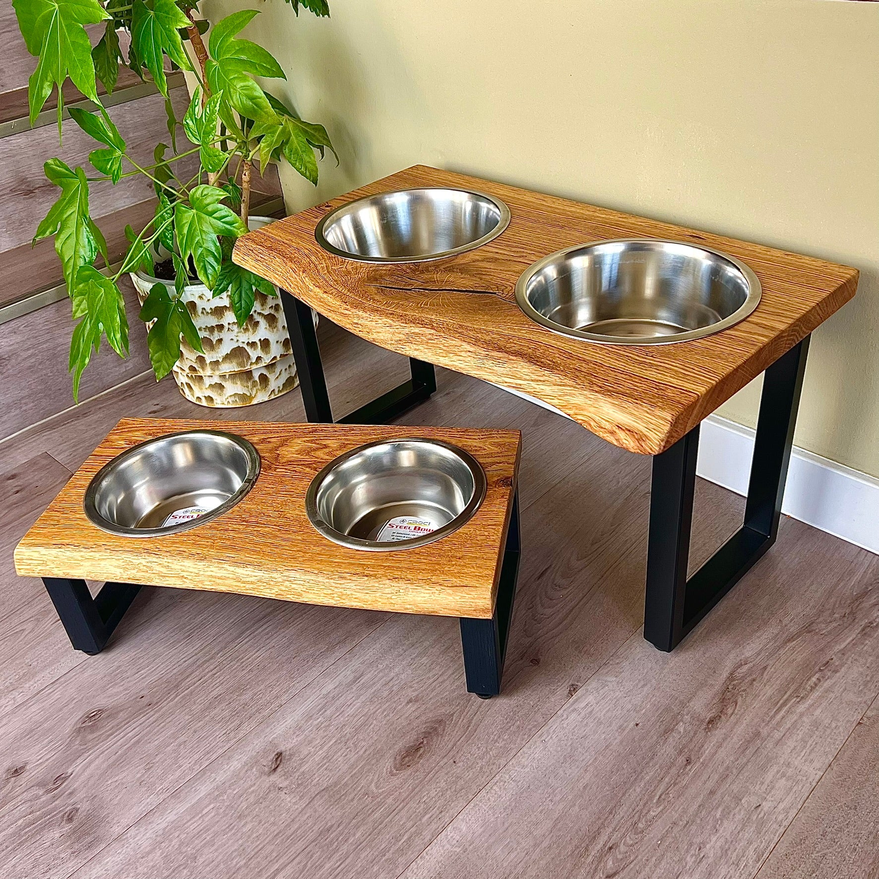 Eiche-Design-Futterstation-mit-Baumkante-und-Edelstahlnaepfen