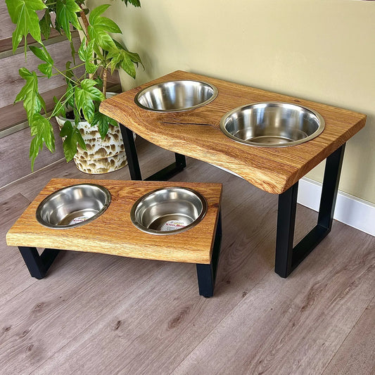Erhöhte Hundefutterstation mit Edelstahlnäpfen und Eichenholzbohle mit Baumkante und geölter Oberfläche in verschiedenen Größen