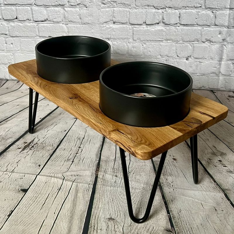 Futterstation für Hunde mit schwarzen Keramik Näpfen und Eiche Massivholz mit glatten Kanten