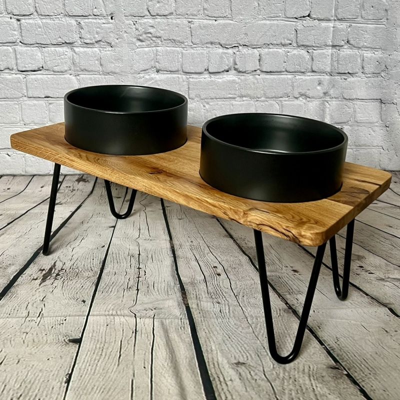 Futterstation für Hunde mit schwarzen Keramik Näpfen und Eiche Massivholz mit glatten Kanten