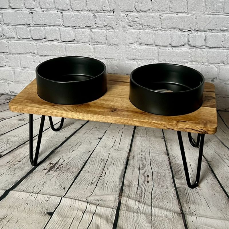 Futterstation für Hunde mit schwarzen Keramik Näpfen und Eiche Massivholz mit glatten Kanten