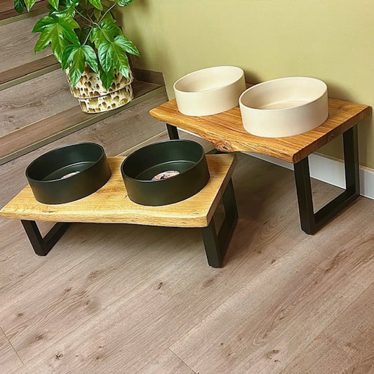 Futterstation für Hunde mit Keramiknäpfen in den Farben schwarz und champagner mit Eichenholzbohle und Baumkante sowie Stahlgestelle für einen sicheren Stand