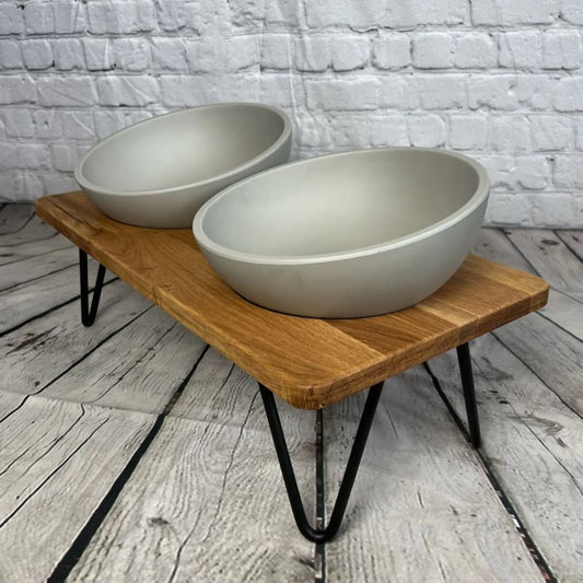 Futterstation mit Betonoptik Napf und geradliniger Eichenplatte